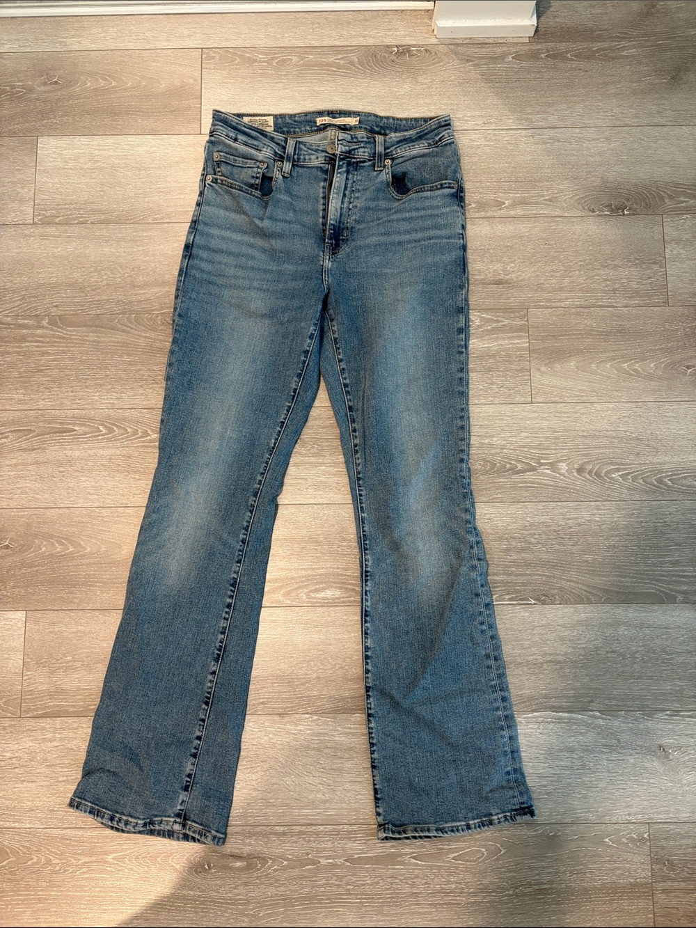 Levis Women's Flared Denim Jeans in Medium Blue Wash
